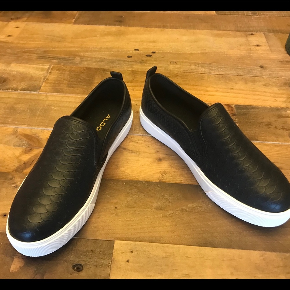 Black and white slip on sneakers size 6.5